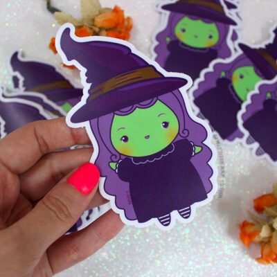 Mari.C - Adesivo de Vinil Premium Ilustração Autoral Anime Bruxa Verde Halloween para Notebook