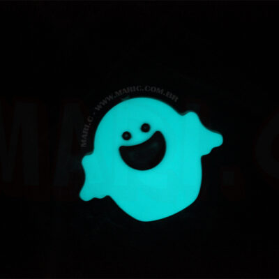Mari.C - Colar Esmaltado em preto de Fantasma Brilha no Escuro Glow Halloween Dia das Bruxas