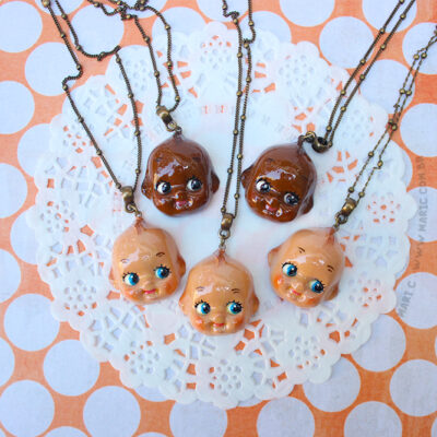 Colar Bebê Kewpie Vintage Retrô Anos 80 com Corrente em Ouro Velho