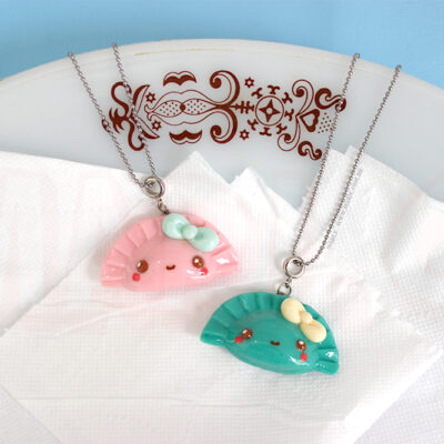 Mari.C - Colar de Pastel Fofo com Carinha Kawaii Fairy Kei com Corrente em Aço Inox