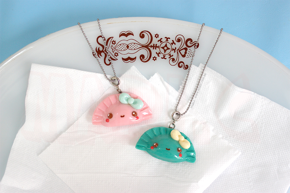 Mari.C - Colar de Pastel Fofo com Carinha Kawaii Fairy Kei com Corrente em Aço Inox