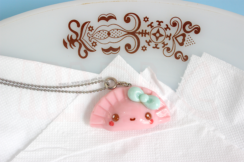 Mari.C - Colar de Pastel Fofo com Carinha Kawaii Fairy Kei com Corrente em Aço Inox 5 Mari.C - Colar de Pastel Fofo com Carinha Kawaii Fairy Kei com Corrente em Aço Inox