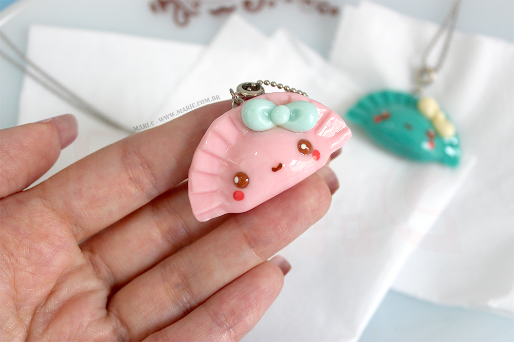 Mari.C - Colar de Pastel Fofo com Carinha Kawaii Fairy Kei com Corrente em Aço Inox 6 Mari.C - Colar de Pastel Fofo com Carinha Kawaii Fairy Kei com Corrente em Aço Inox