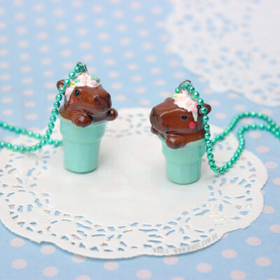 Colar Sorvete Sundae de Capivara com Corrente de Bolinha Cromada