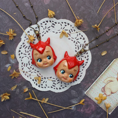 Colar Bebê Evil Kewpie Vintage Retrô Anos 80 com Corrente em Ouro Velho