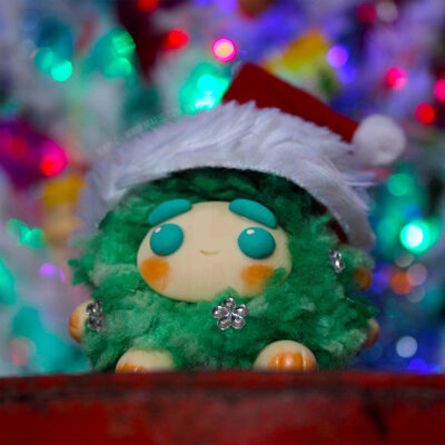 Mari.C - Toy Pelúcia Pompom PONKinho Pistacchino Guardião da Magia Nostálgica do Natal Elementar Colecionável