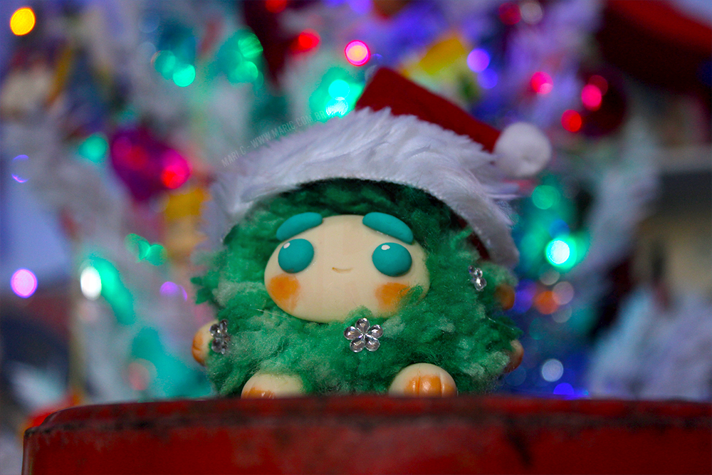 Mari.C - Toy Pelúcia Pompom PONKinho Pistacchino Guardião da Magia Nostálgica do Natal Elementar Colecionável